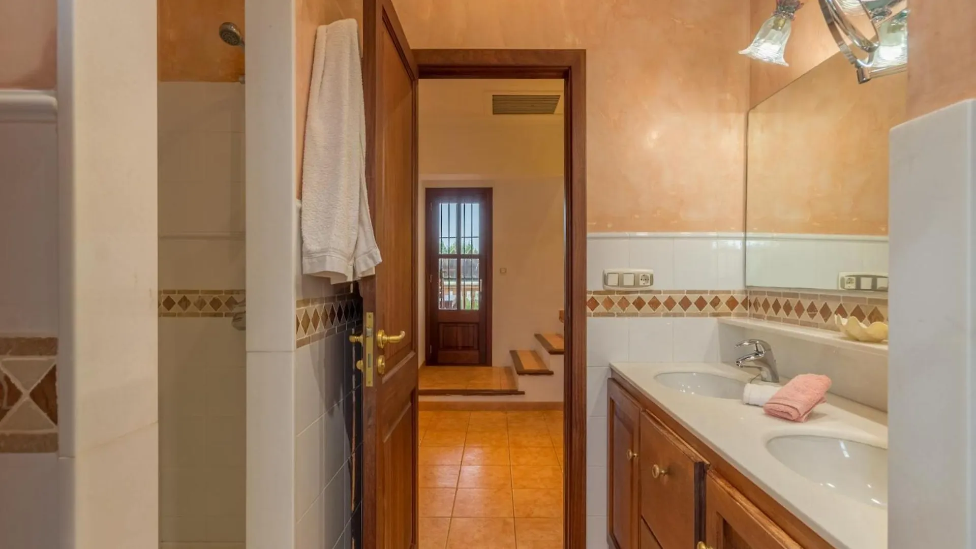 Country House For 9 Guests, Búger